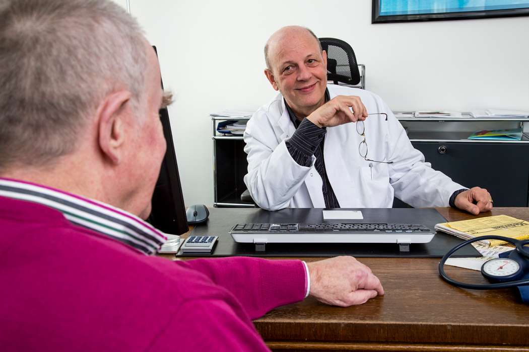 Der Arzt  mit seinem Patienten